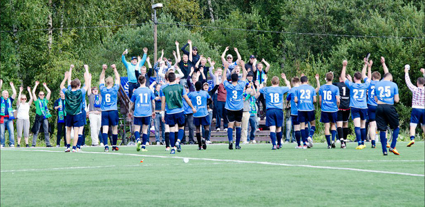 The team celebrates the victory with Sinikaarti