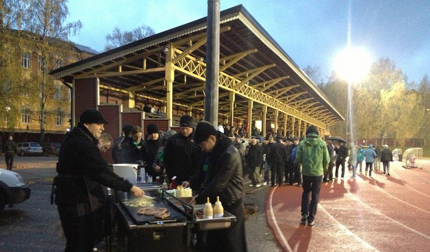 The line for the gourmet hot dogs served by Restaurant 4 Vuodenaikaa.