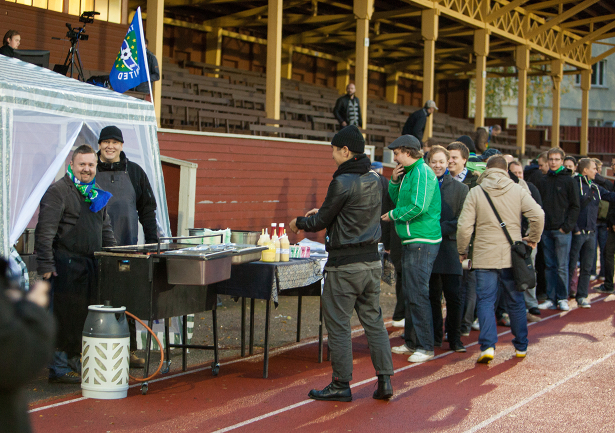Ravintola 4 Vuodenajan hot dog -kojulle muodostui pitkä jono jo puoli tuntia ennen ottelun alkua.
