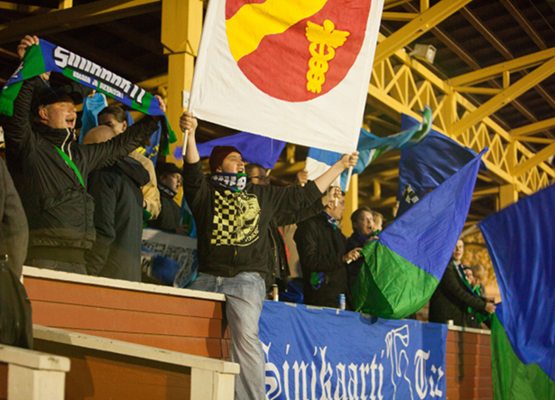 Kannattajat joukkueiden tullessa kentälle.