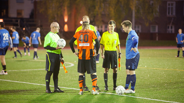 TamU-K:n kapteeni Tomi Lahtinen ja TahVen kapteeni Lassi Vänttinen sekä ottelun tuomaristo.