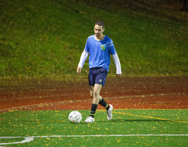Yhdeksällätoista maalillaan TamU-K:n maalinkuningas Jose Chemlal vie pallon kulmalle.