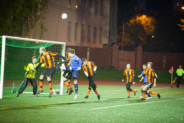 Tomi Lahtinen taistelee pääpallosta kulmatilanteessa, mutta tuloksena vain uusi kulma.