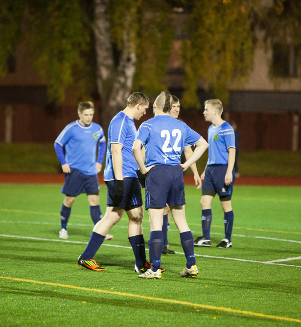 Palaveri keskikentällä: edessä Sami Kriikkula ja Mika Suonsyrjä, taustalla Tomi Lahtinen, Lauri Heittola ja Retu Harju.