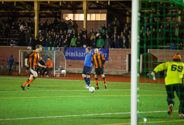 Tomi Lahtista rikotaan, mutta pilli ei soi.