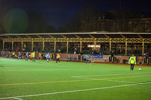 TamU-K:n ennätysyleisö nauttii ottelun tunnelmasta.