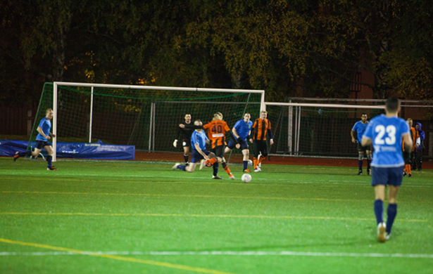 Lassi Vänttinen laukoo. mutta Mika Suonsyrjä peittää.