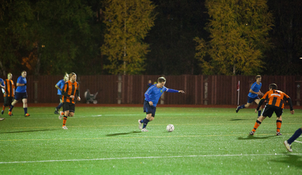 Tomi Lahtinen jakaa palloa laidalle.