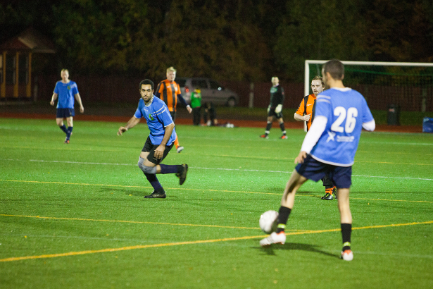 Jose Chemlal jakaa palloa nousuun lähtevällä laitapuolustaja Ahmed Lakralle. Toppari Mika Oksanen seuraa taustalla.