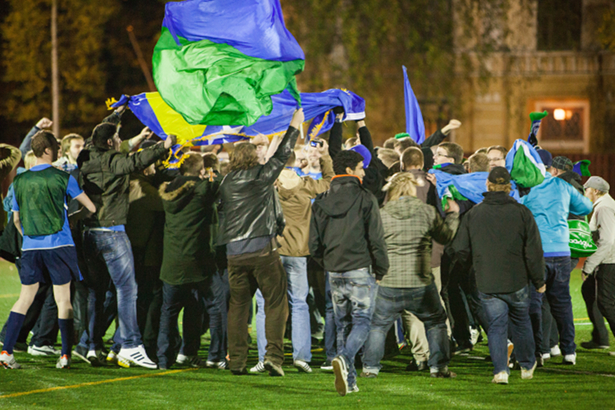 Kannattajat ja pelaajat juhlivat yhtenä massana.