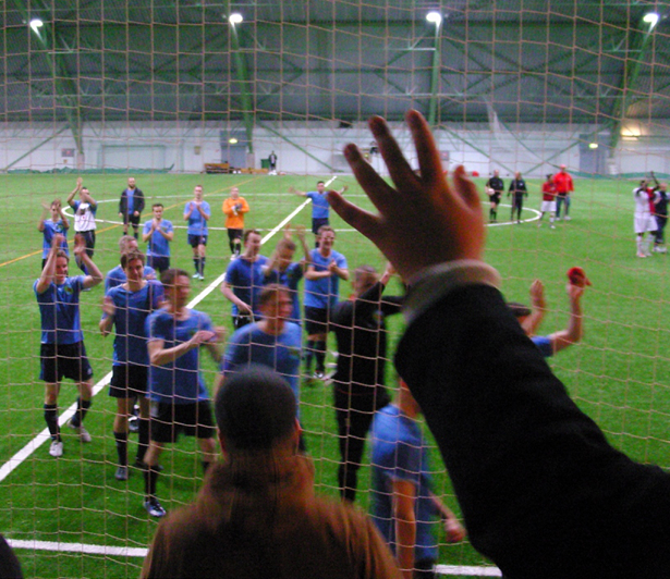 TamU-K kiittää kannattajia HIFK/2 ottelun päätyttyä.