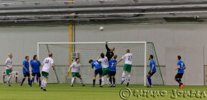 Ilkka Innola nousee korkeimmalle ja nyrkkeilee pallon väljemmille vesille