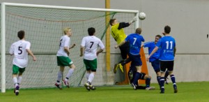 Retu Harju taistelee pallosta kulmapotkutilanteessa