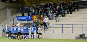 Sinikaarti kiittää joukkuetta ottelun päätyttyä