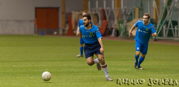 Testimies Sergio Moreschini (keskellä) pelasi lupauksia antavasti keskikentän pohjalla.
