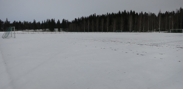 Kaupin kentät olivat torstaina iltapäivällä lumen peitossa