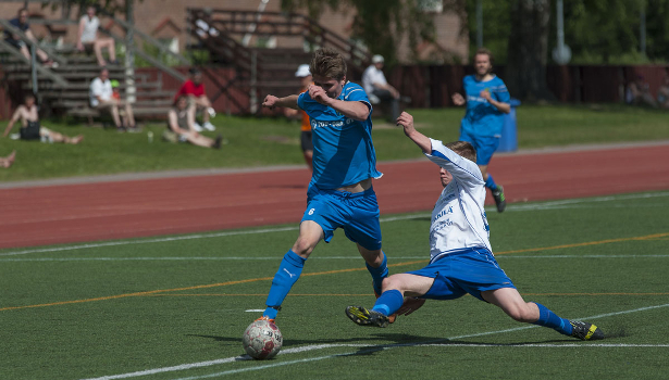 Joona Kapanen nousee puolustajan ohi keskityspaikkaan