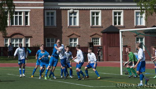 Jan Irjalalla on katse pallossa, mutta FJK:n Joona Murtolahti estää aikeet. Tuloksena pilkku.