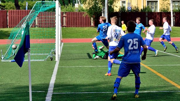 Pallo maalissa! Mika Kytöviita (#26) on tällännyt voitto-osuman Jan Riikosen (#25) loistosyötöstä. Kuva: Patrick Ford.