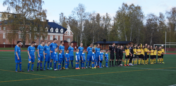 Tappiottoman futsal-kauden talvella pelanneet TamU-K:n F9-juniorit saattoivat joukkueet kentälle