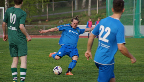 Toisella puoliajalla kentälle vaihdettu Otto Pitkänen laukoo