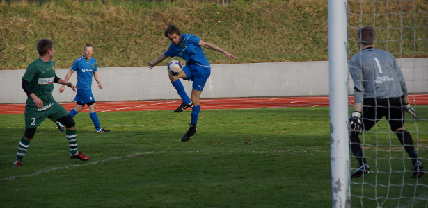 Juha Kumara yrittä maalia vaikeasta asennosta, mutta ohi menee