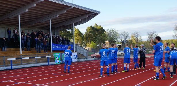 Pelaajat kittävät Sinikaartia ottelun jälkeen