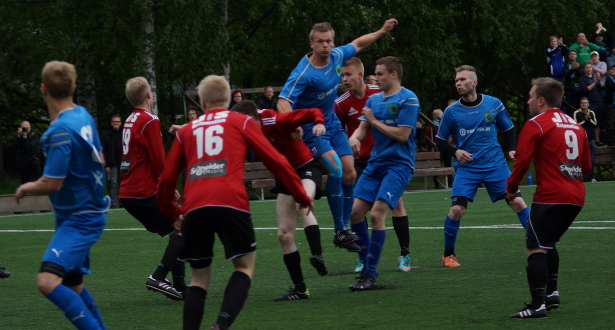 Niko Saarinen puskee 0-1