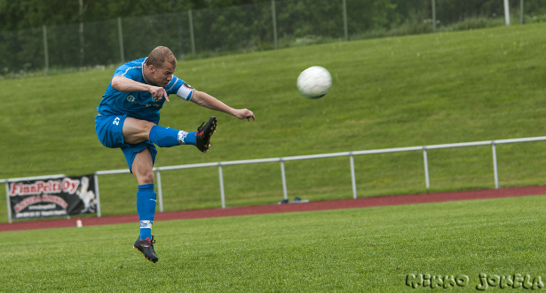Timo Kauppisella oli heti ottelun alkupuolella parikin maalipaikkaa