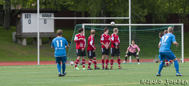 Niko Saarisen veto ylittää muurin, mutta maalivahti hakee pallon alakulmasta
