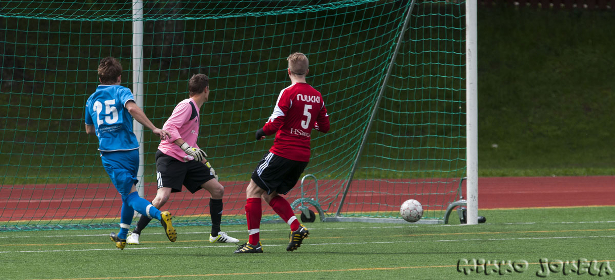Jan Riikonen ja pallo varmasti maaliin