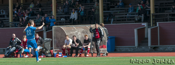 Andrea Milanti tuulettaa maaliaan