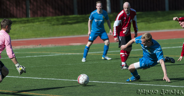 Ville Toiva yrittää maalia hieman erikoisemmasta asennosta