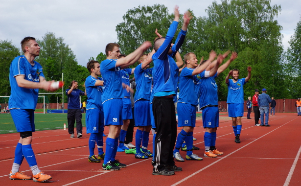 Joukkue kiittää kannattajiaan ottelun jälkeen