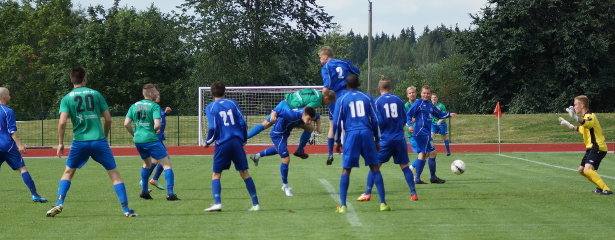 Timo Kauppinen puskee Osku Aireston kulmapotkun alas...