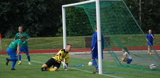 ...ja pallo on maalissa.