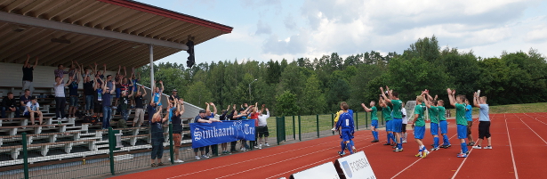 Joukkue ja Sinikaarti juhlivat voittoa