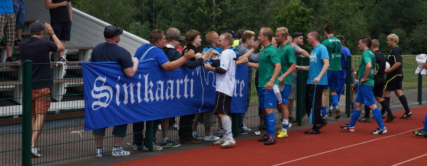Joukkue ja Sinikaarti juhlivat voittoa