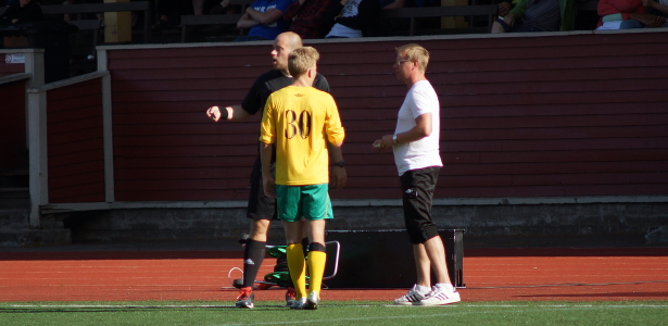 Paidanvaihtoepisodi meneillään: Niko Hasalle etsitään uusi pelipaita, kun huomattiin että myös Samuel Bashmakov oli pelannut koko ajan numerolla 30