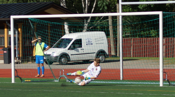 Antti Kuusinen torjuu Eero Soinnun rankkarin lisäajalla